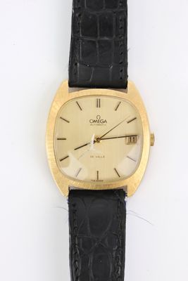 une image d'un gros plan d'une montre-bracelet sur une surface blanche
