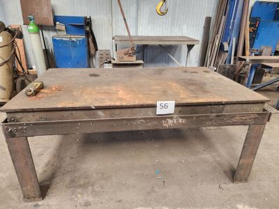 une table sur laquelle est posée une étiquette de prix, dans un entrepôt