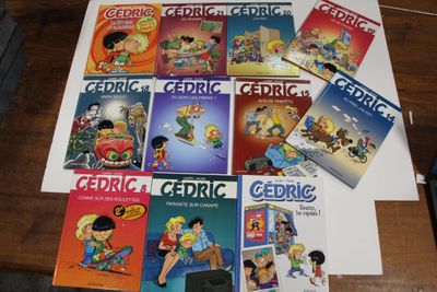 beaucoup de livres sur la table