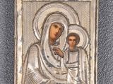 une icône représentant la Vierge à l'Enfant Jésus sur une plaque en argent