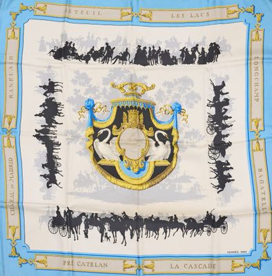 une écharpe bleue et blanche sur laquelle est représentée une calèche