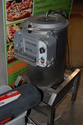 une machine qui se trouve à côté d'un panneau