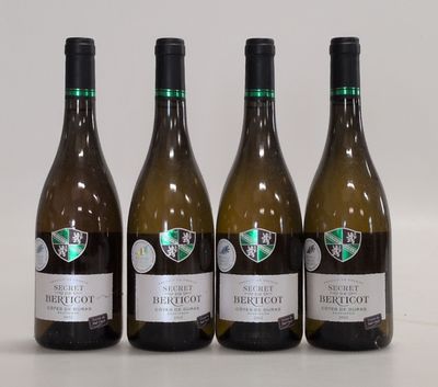 trois bouteilles de vin blanc sont alignées sur une table