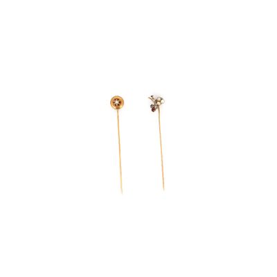 deux boucles d'oreilles en or et diamants sur fond blanc
