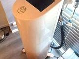 une machine blanche posée sur une table