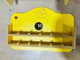 une étagère jaune sur laquelle figure le chiffre 14