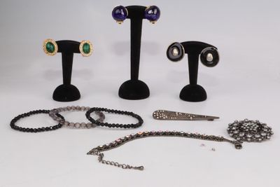 beaucoup de bijoux posés sur une table