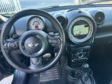 un tableau de bord de voiture avec un volant et des compteurs