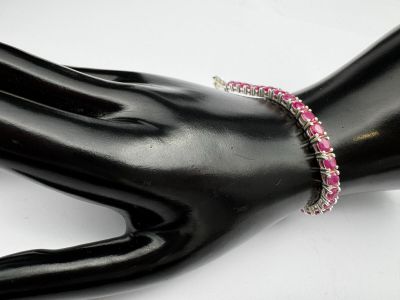 bracelet rose et argenté sur la main d'un mannequin, sur un mannequin
