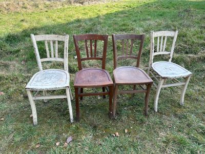 LUTERMA, Estonie Suite de quatre chaises de style bistrot en…