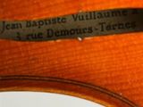 a label on the back of a violin that says