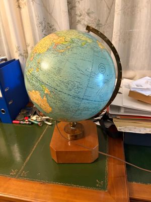 un bureau sur lequel est posé un globe terrestre