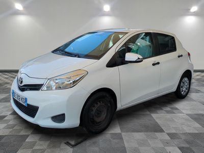 la toyota yaris blanche est garée sur un carrelage à carreaux