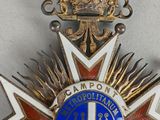 an image of a medal with a cross on top of it