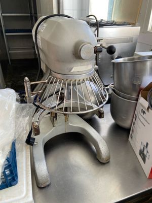 un mixeur posé sur une table dans une cuisine