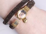 une image représentant le visage d'une femme sur un bracelet