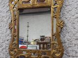 un miroir accroché au mur dans lequel on voit le reflet d'un bateau