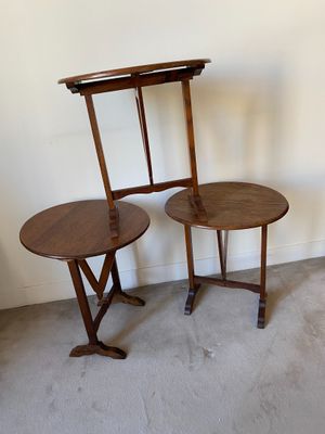 deux tables placées l'une à côté de l'autre dans une pièce