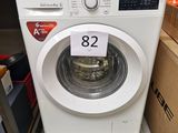 une machine à laver sur laquelle est apposée une étiquette de prix