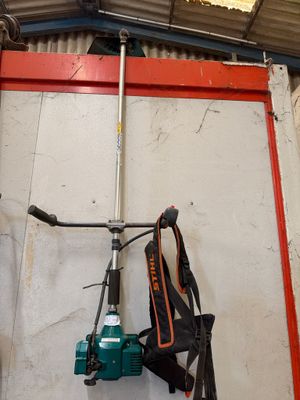 un sac accroché à un poteau dans un garage