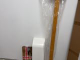 une spatule en bois posée à côté d'une boîte en carton et d'une boîte en carton