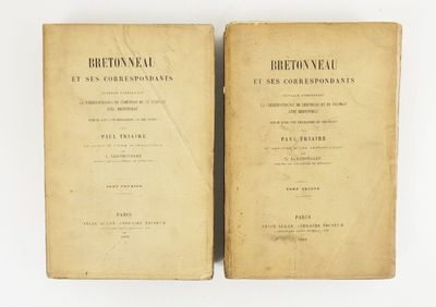 un vieux livre sur lequel sont posées deux pages, posé sur une surface blanche