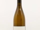 la bouteille de vin blanc est posée sur une surface blanche
