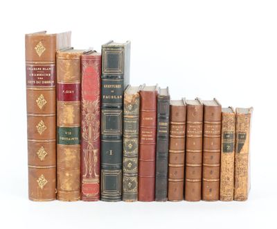 plusieurs vieux livres sont alignés sur une surface blanche