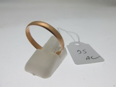 une bague avec une étiquette de prix à côté d'une étiquette
