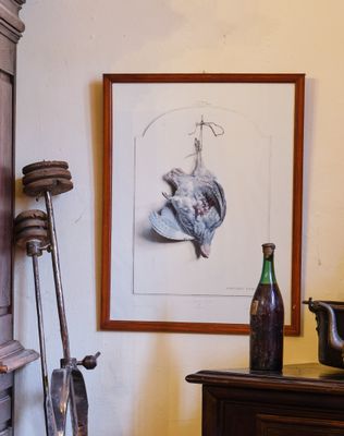 une photo d'une pièce avec une armoire et un tableau accroché au mur