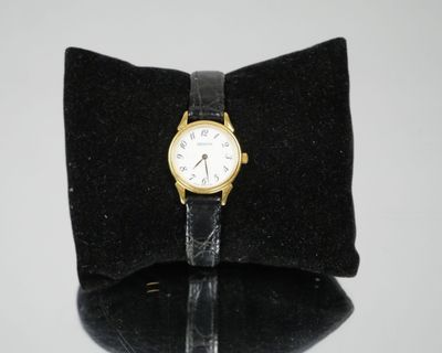 une montre posée sur un nœud papillon