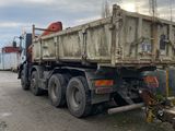un camion-benne garé sur le bord de la route