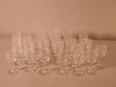 un grand nombre de verres à vin posés sur une table