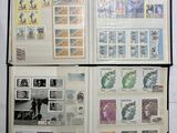 beaucoup de timbres sur les pages d'un livre