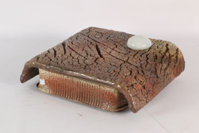 une petite boîte en bois sur laquelle est posée une souris