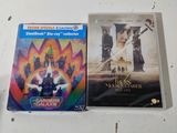 deux DVD posés l'un à côté de l'autre sur une table