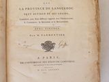 un livre ouvert sur une table, avec un stylo à l'intérieur