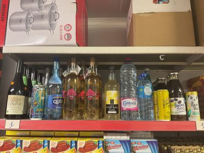 de nombreuses bouteilles et canettes d'alcool sur les étagères