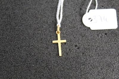 une petite croix en or suspendue à un cordon, avec une étiquette de prix attachée