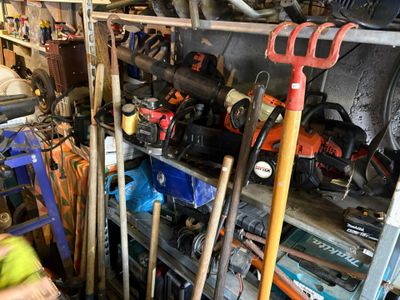 de nombreux outils qui prennent la poussière sur les étagères du garage