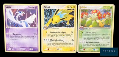 Trois cartes Pokémon sont représentées en ligne sur un fond noir