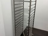 une photo représentant un rayonnage métallique comportant de nombreux plateaux de nourriture