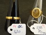 une bouteille de vin à côté d'une autre bouteille de vin sur laquelle est apposée une étiquette de prix