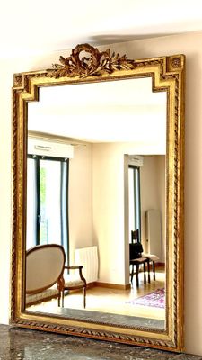 un miroir posé sur une table dans une pièce