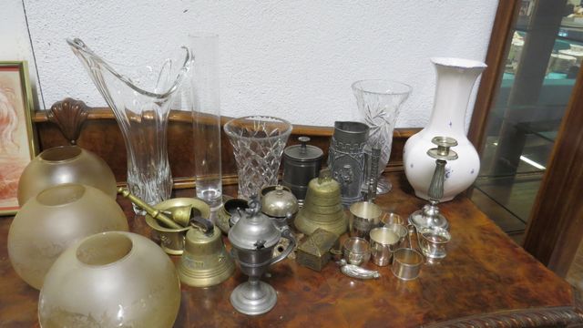 Ensemble composé de : 3 verres de lampe gravés, vases dont 2 en c...