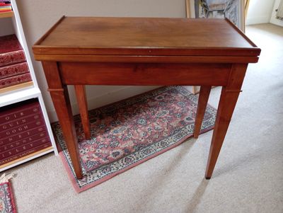 une petite table en bois surmontée d'un tiroir