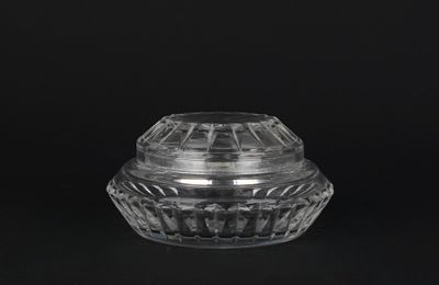 Gros plan sur un récipient en verre transparent sur fond noir
