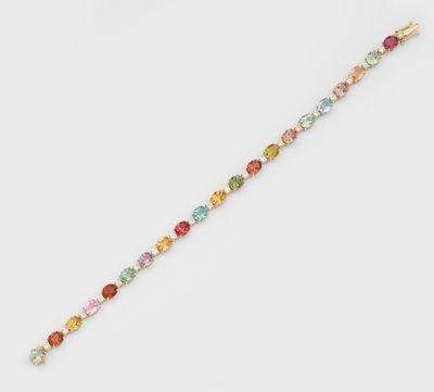 un bracelet multicolore sur fond blanc