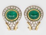 une paire de boucles d'oreilles en émeraude et diamant