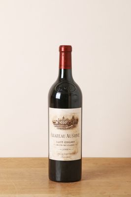 une bouteille de vin rouge posée sur une table en bois